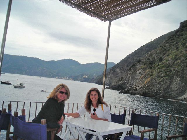 Dorinha e eu na Cinque Terre. Para subir nesse bar foram muitos degraus