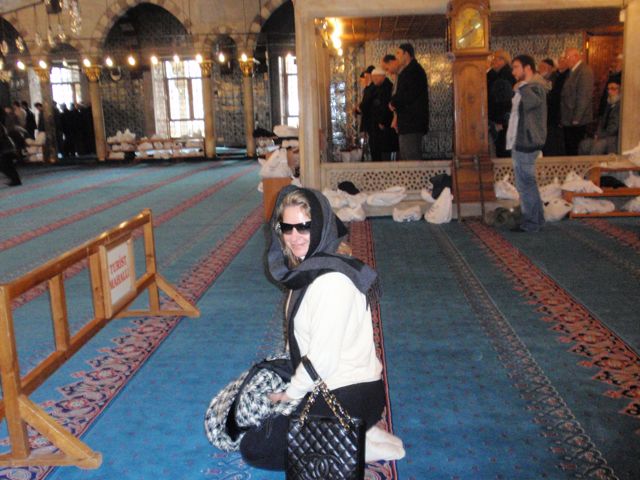 Istanbul - A mulher é obrigada a cobrir a cabeça e ficar bem atras de onde os homens oram