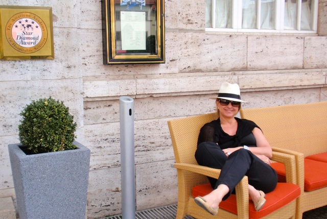 No verão, em Weimar na Alemanha, são colocados sofás na porta do hotel