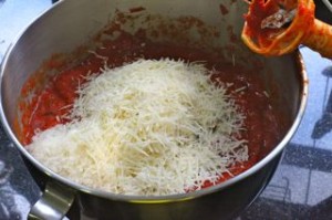 Depois transfira o pimentão para um bowl e triture com o mix. Coloque queijo grana padano ou parmesão ralado
