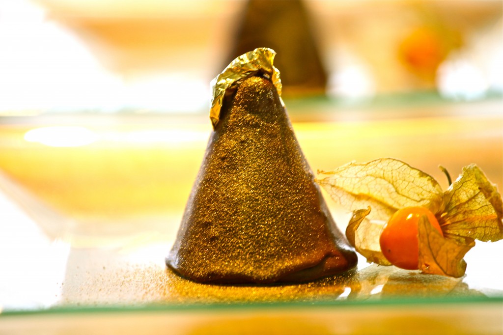 Cone de maracujá com capa de chocolate