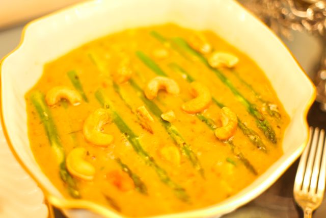 Curry de Abacaxi com Aspargos no Leite de Coco e Castanha de Caju - a foto está horrível, mas a receita é boa!