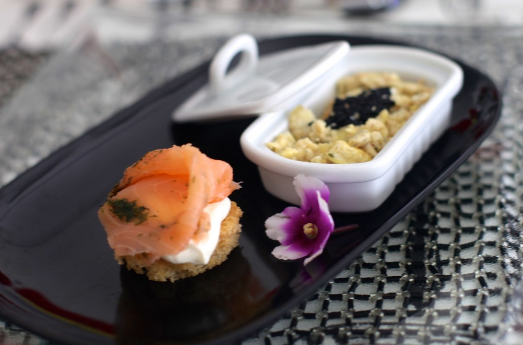 Oeufs Brouillés au Caviar Torradinha com Salmão . Creme azedo