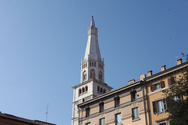 A Torre Ghirlandina com seus 86,12 metros de altura é o símbolo de Módena, visível de qualquer lugar da cidade.