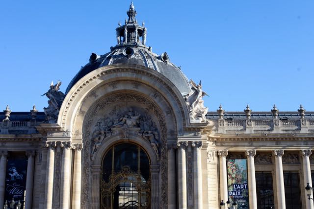 Nem precisa atravessar a Avenida (Avenue Winston Churchill), é só virar e contemplar a beleza do Petit Palais