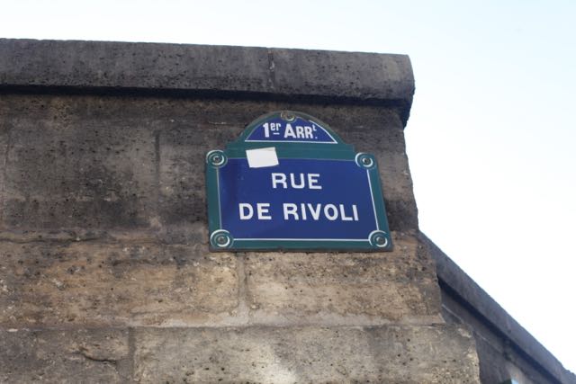 Logo depois, vem a Rue de Rivoli, que margeia o Jardin de Tulerries. 