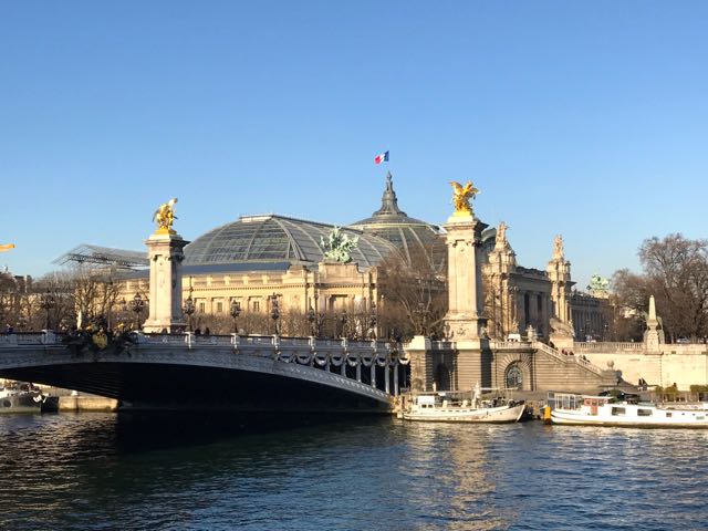 A construção da ponte é uma maravilha de engenharia do século XIX que tem o mesmo estilo do Grand Palais.