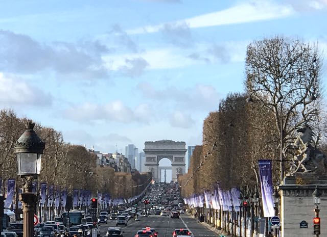 Poucos passos mais chegamos na famosa Champs Elysées, onde fica o Arco do Triunfo...