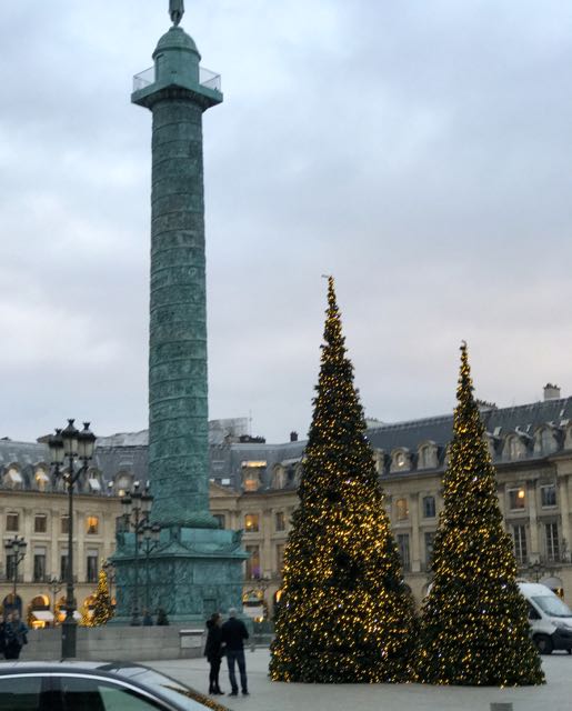Uns três quarteirões depois, na Rue de Castiglione, olhe novamente pra sua direita. Você vai ver a Place Vendôme, a mais chic de Paris - mas deixe para visitá-la no mesmo dia da Place de la Madeleine.