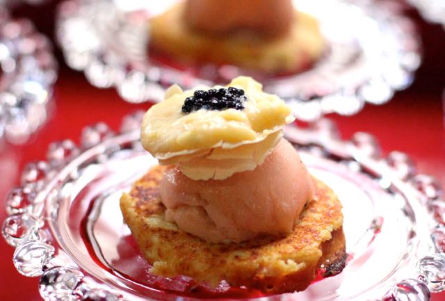 Blinis de Batata Salmão recheado com Mousse de Caviar Hóstia de Chocolate branco e Caviar 